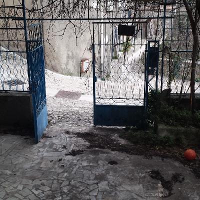 Casa su tre livelli